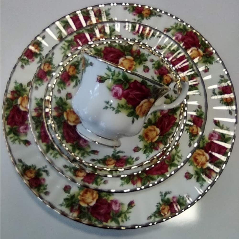 ROYAL ALBERT OLD COUNTRY ROSES 20-PIECE DINNERWARE SET, NEW